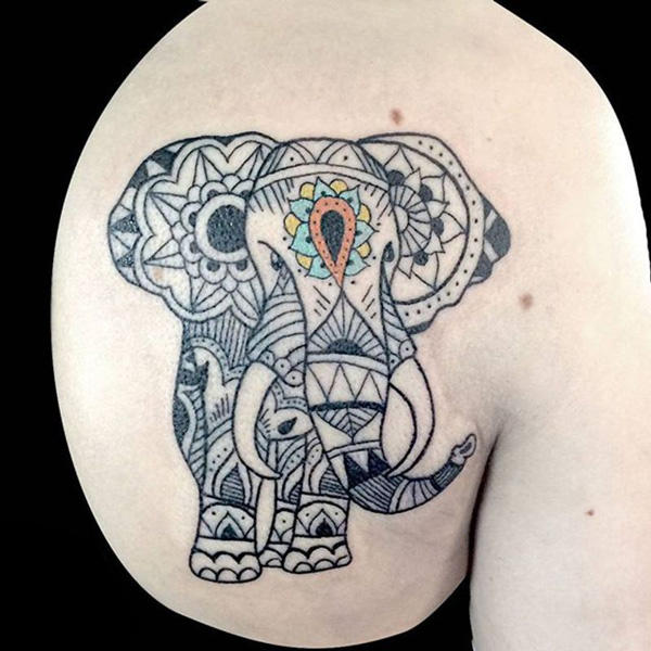 tatuaje elefante hippie