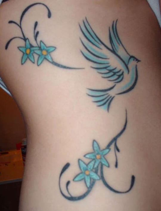 tatuaje paloma y flores hippies